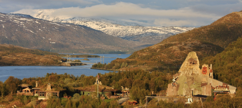 Senjatrollet i naturskjønt landskap med fjell og fjord