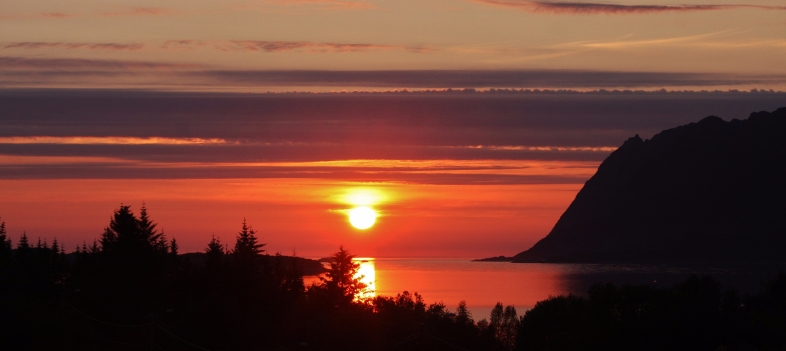 Dramatisk solnedgang over havet ved Senja